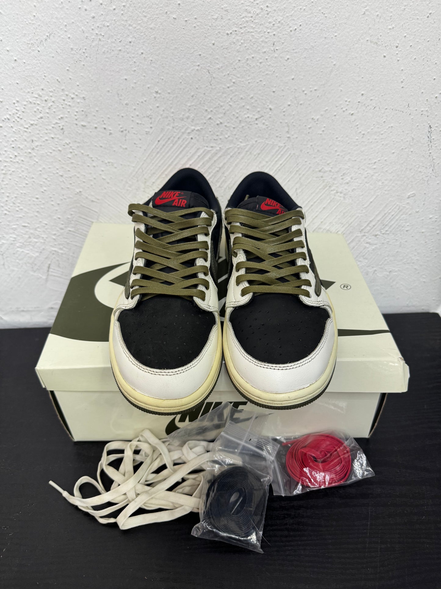 JORDAN 1 LOW WMNS TRAVIS SCOTT OLIVE (USED)