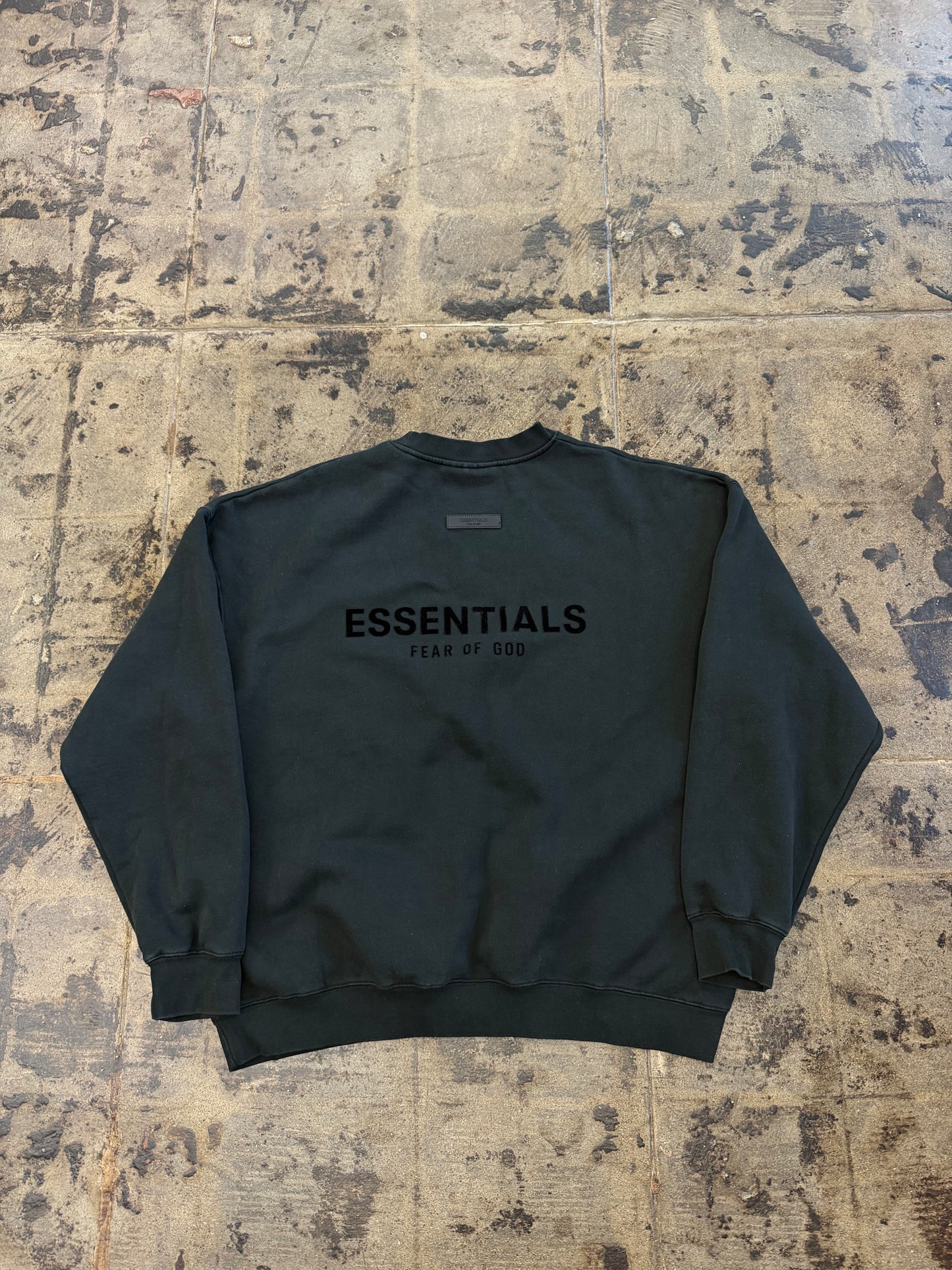 ESSENTIAL BLACK CREWNECK (USED)