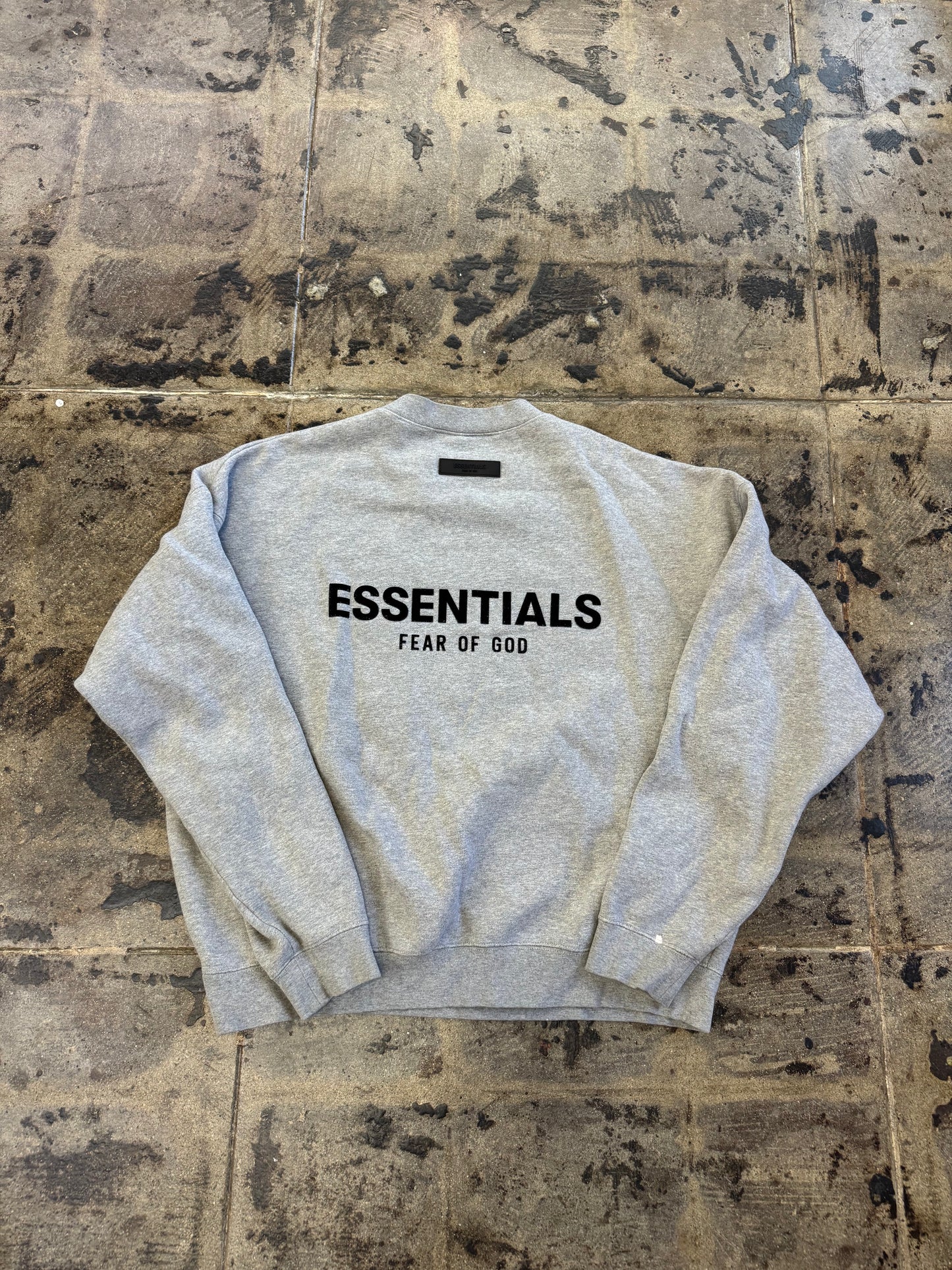 ESSENTIAL GREY CREWNECK (USED)