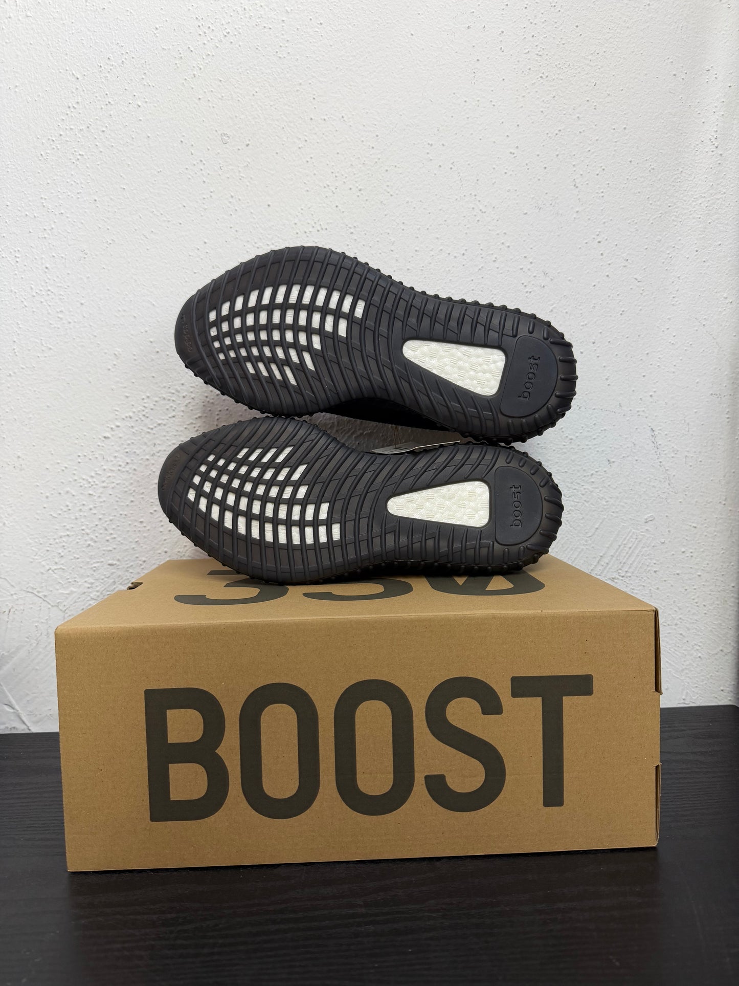 YEEZY 350 V2 BRED