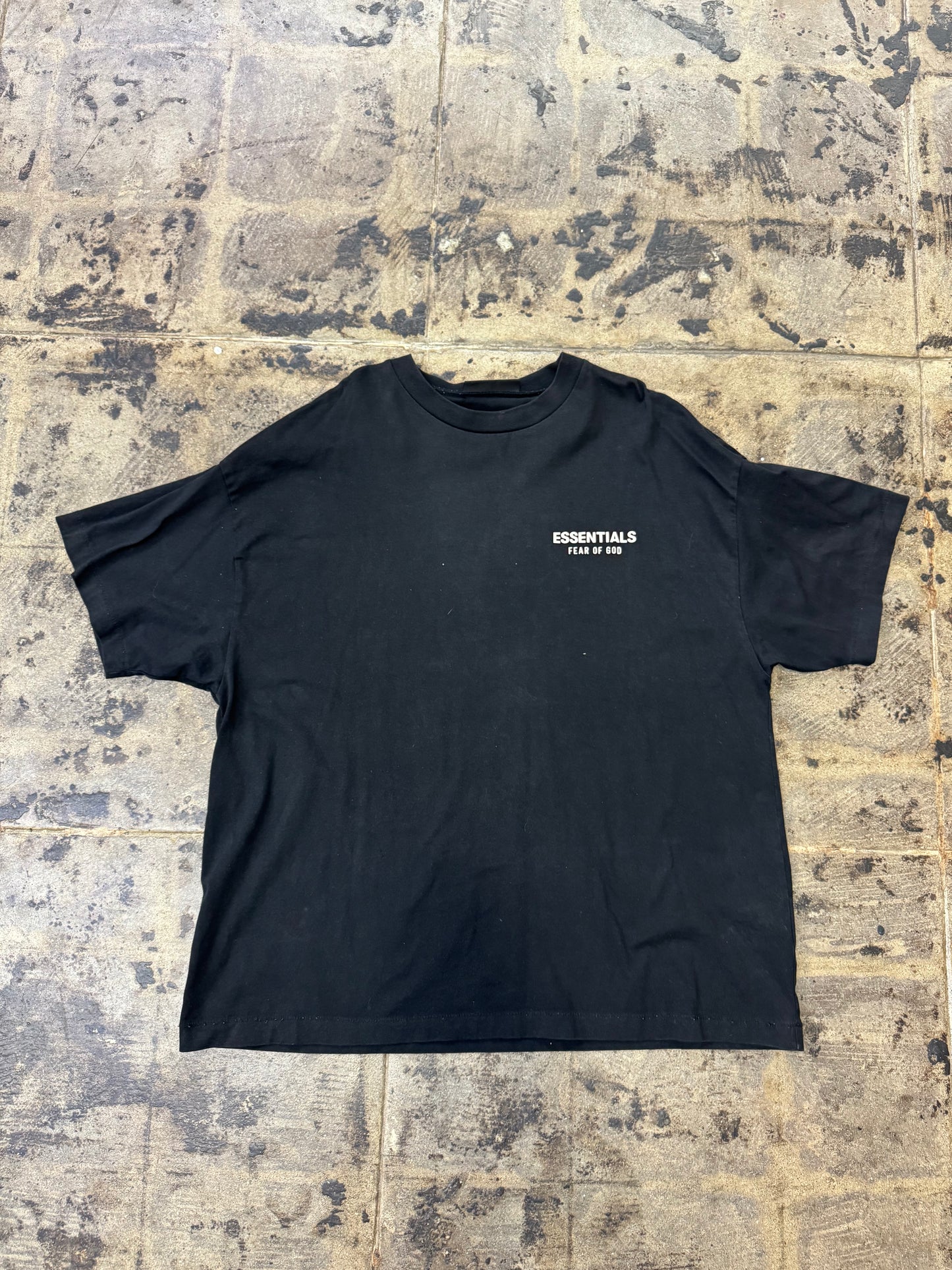 ESSENTIAL BLACK TEE (USED)