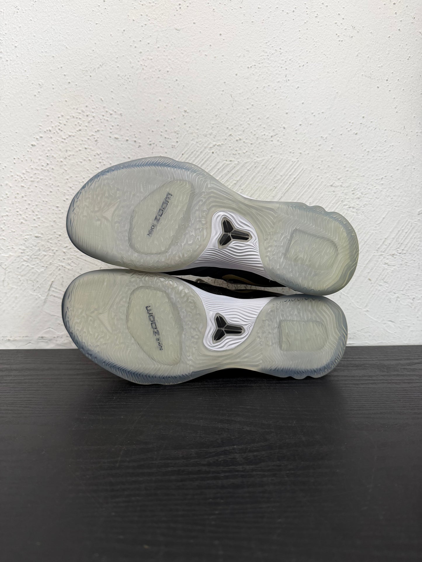 KOBE 5 ZOOM VENOMENON 5 BLACK METALLIC GOLD
