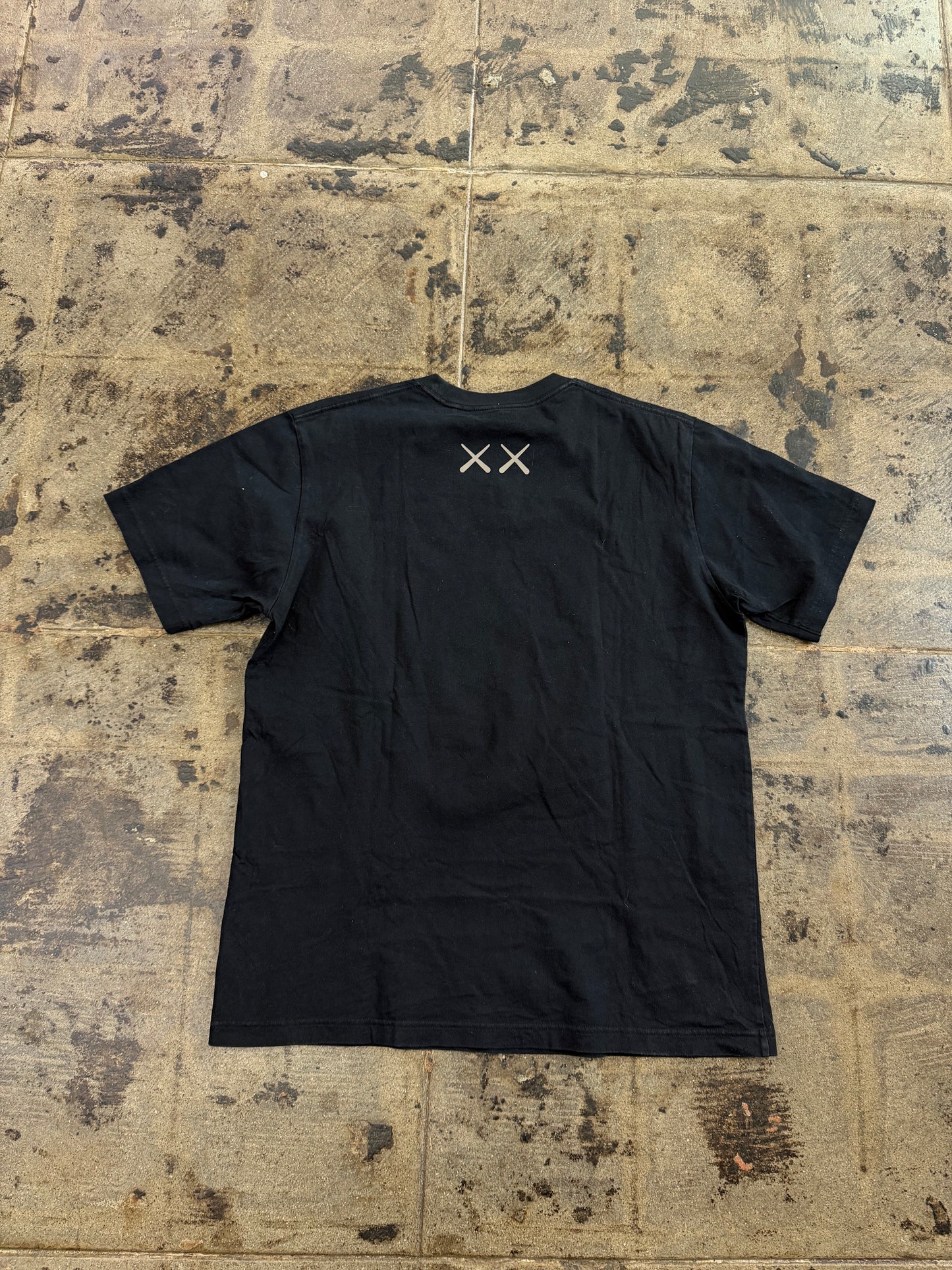 KAWS x UNIQLO BLACK TEE (USED)