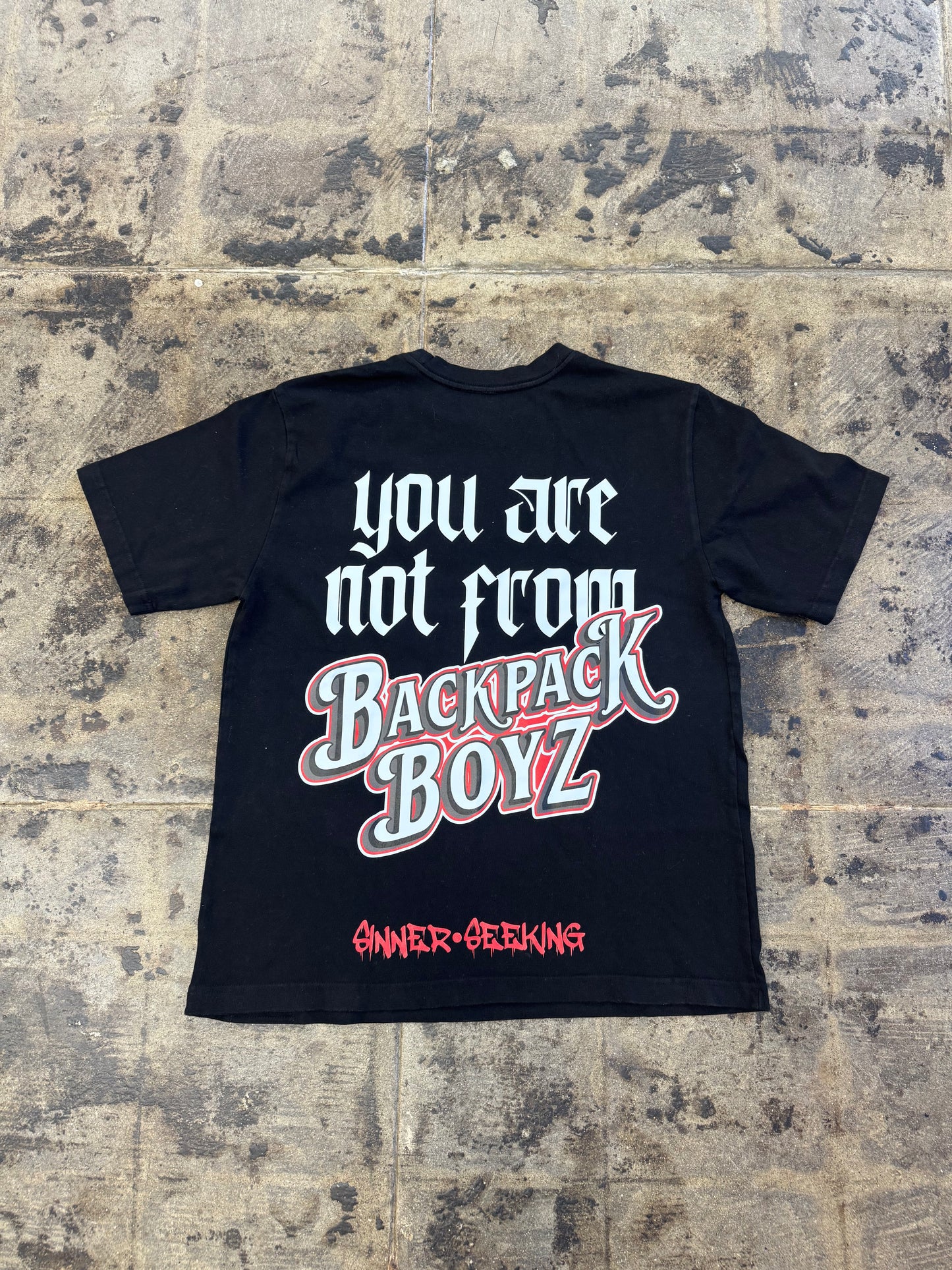 SINNER SEEKING BACKPACK BOYS TEE