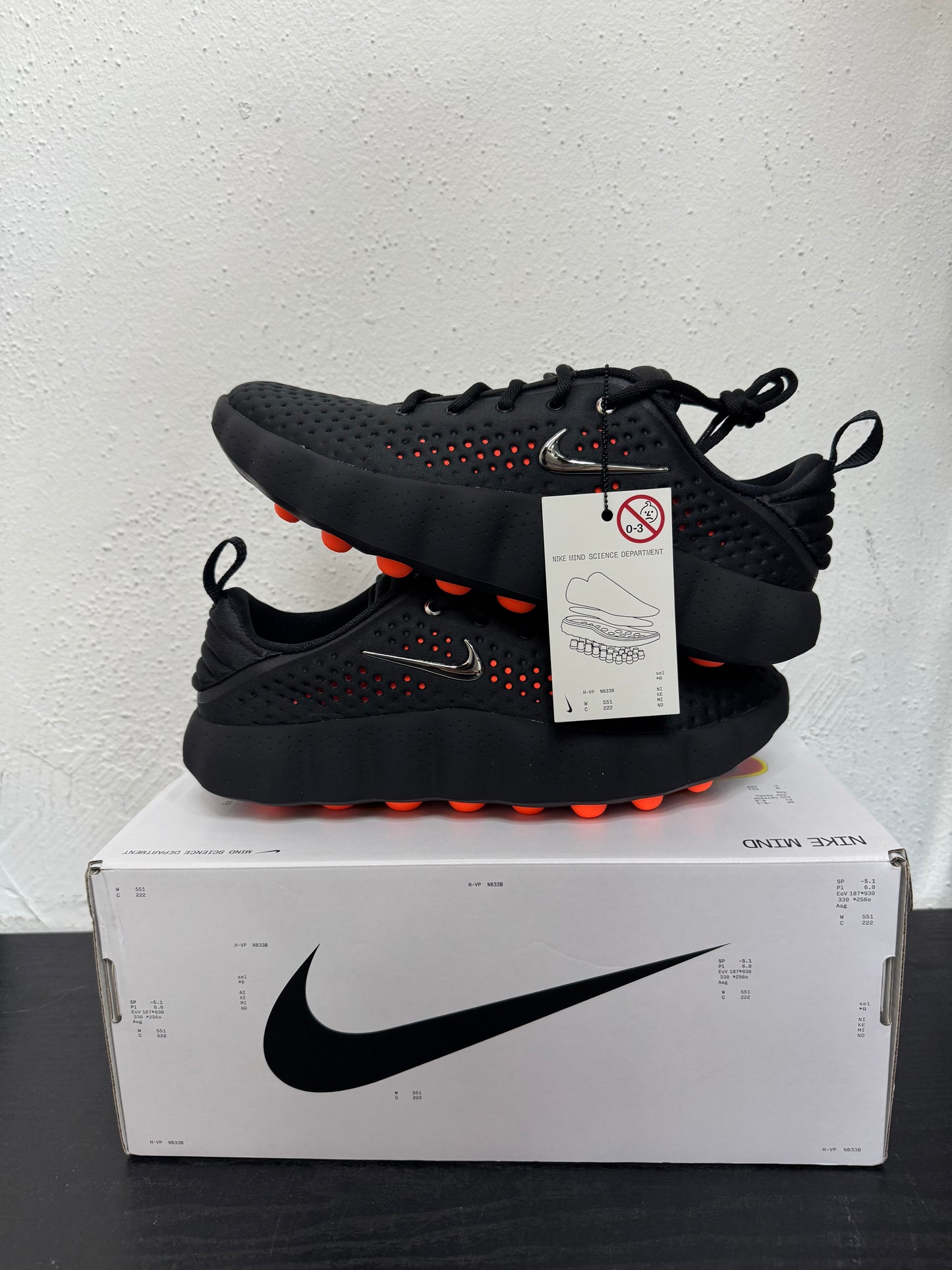 NIKE MIND 002 BLACK HYPER CRIMSON