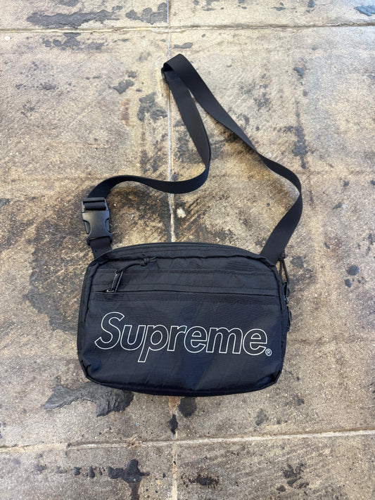 SUPREME BLACK SHOULDER BAG (FW18)