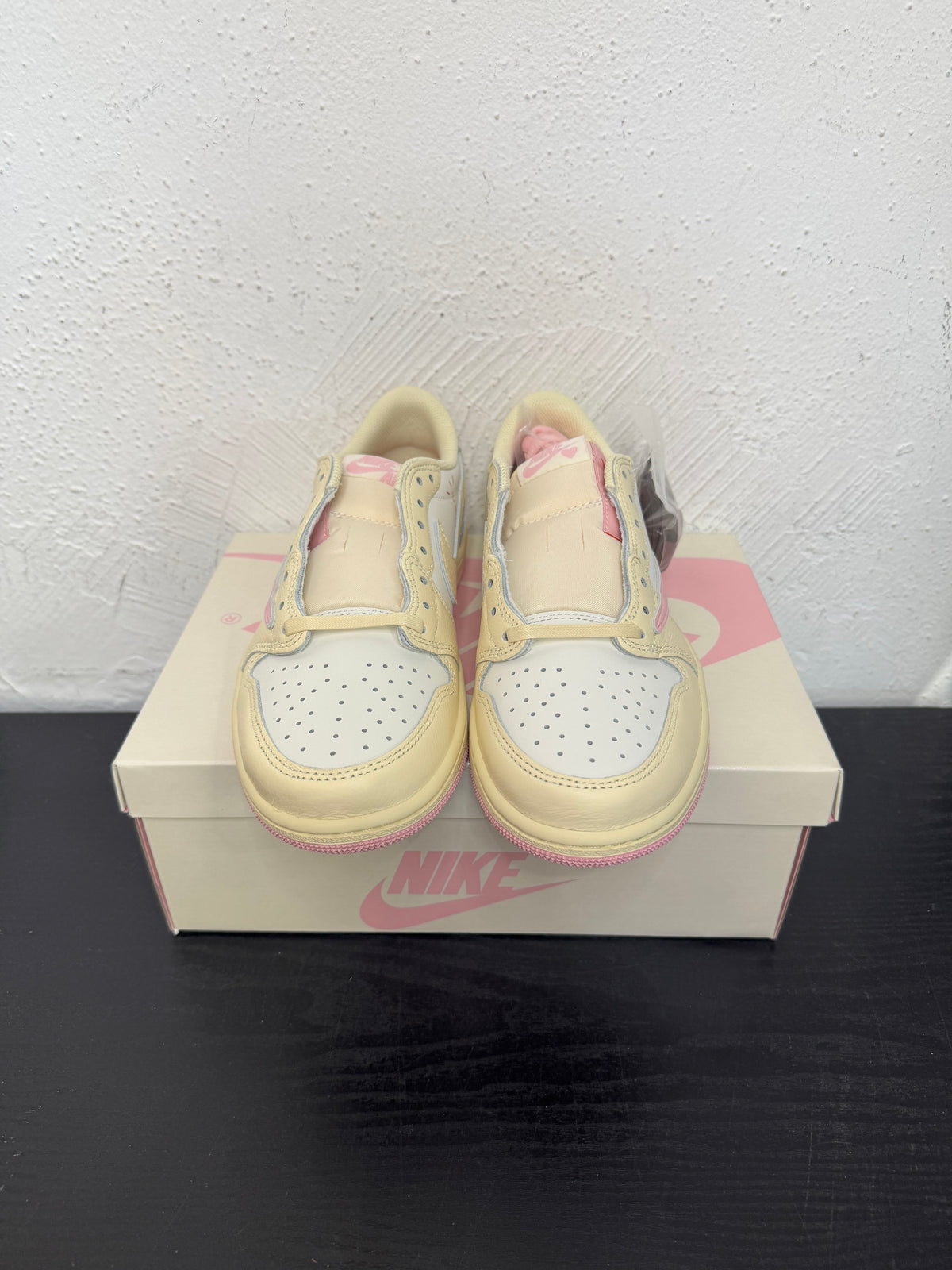 JORDAN 1 LOW TRAVIS SCOTT SHY PINK