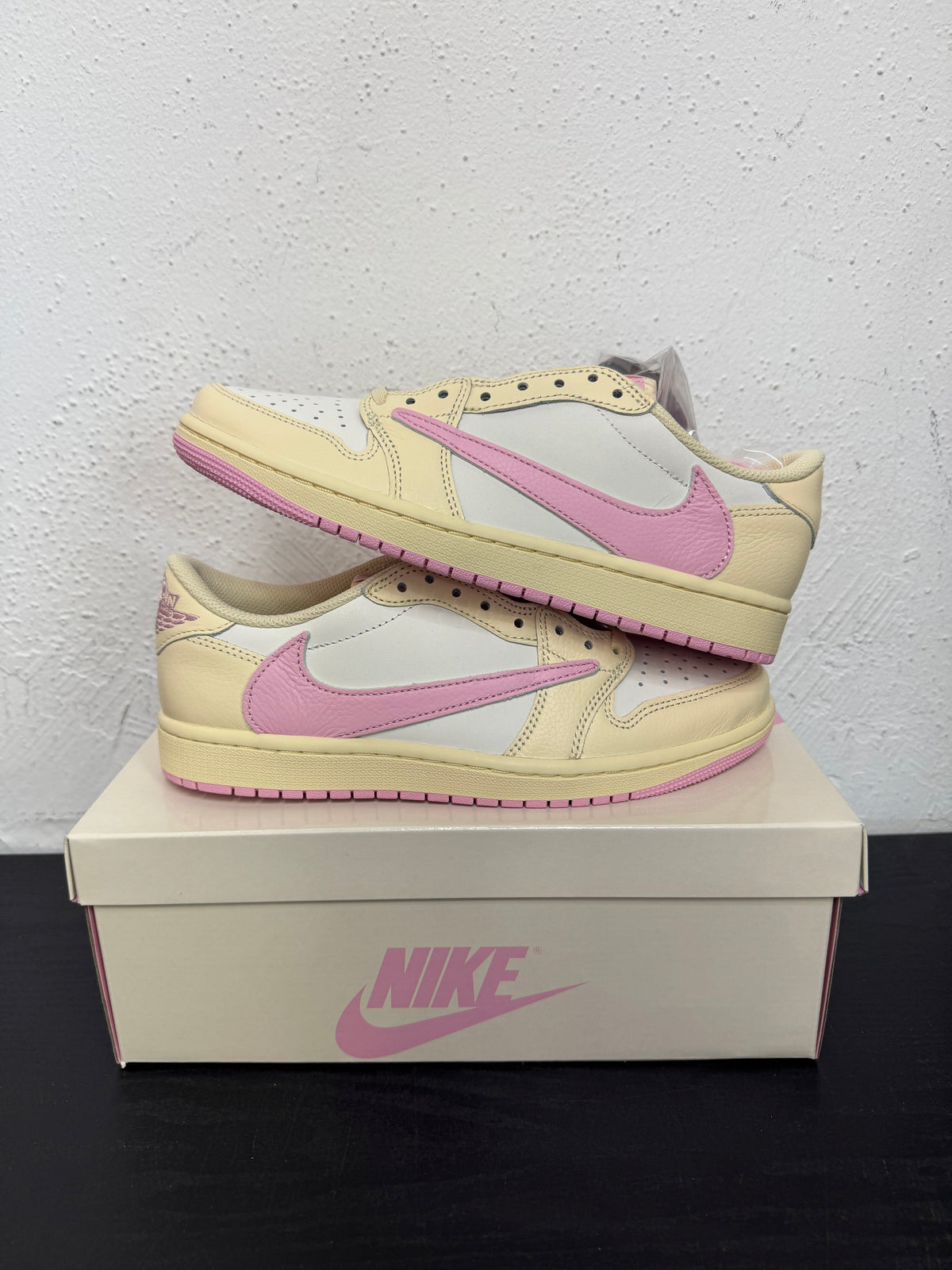 JORDAN 1 LOW TRAVIS SCOTT SHY PINK