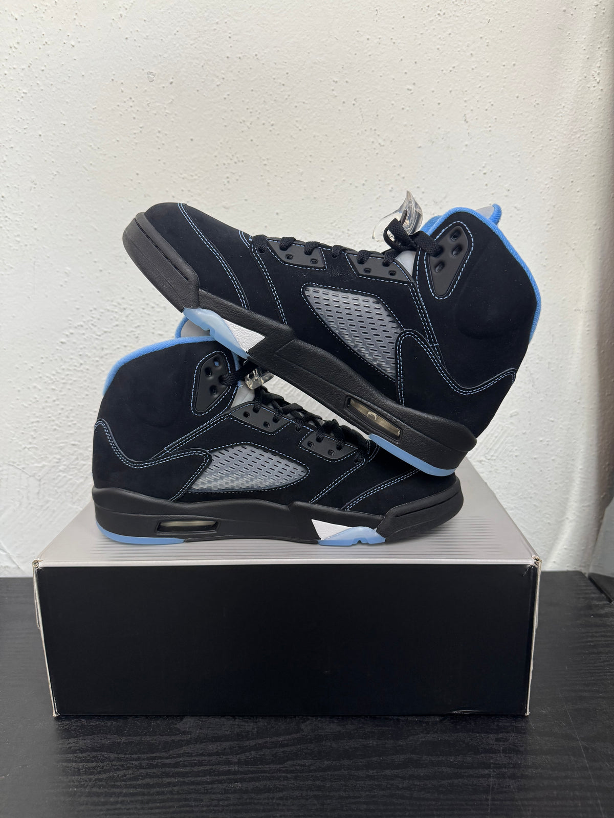 JORDAN 5 BLACK UNIVERSITY BLUE 2026