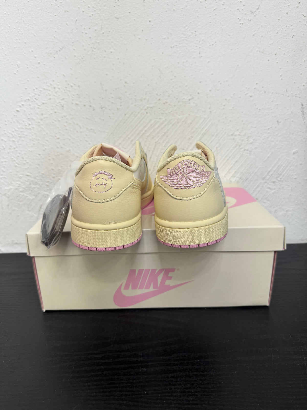 JORDAN 1 LOW TRAVIS SCOTT SHY PINK