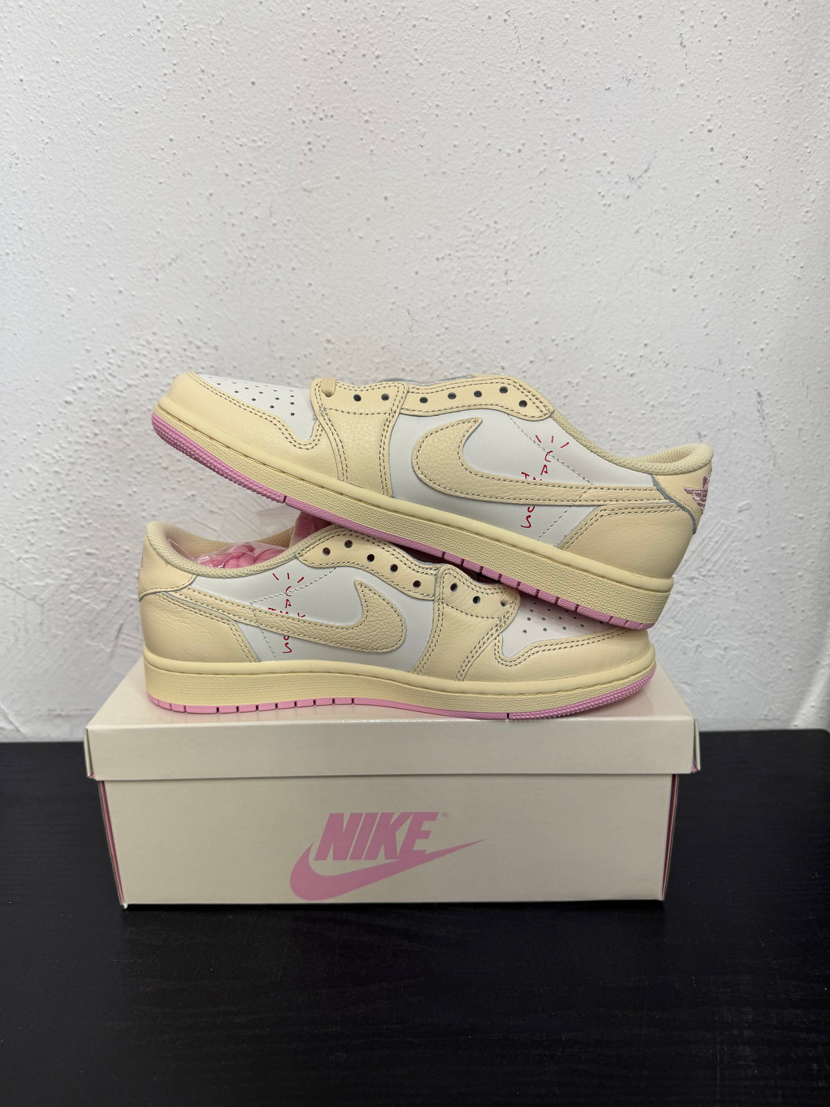 JORDAN 1 LOW TRAVIS SCOTT SHY PINK