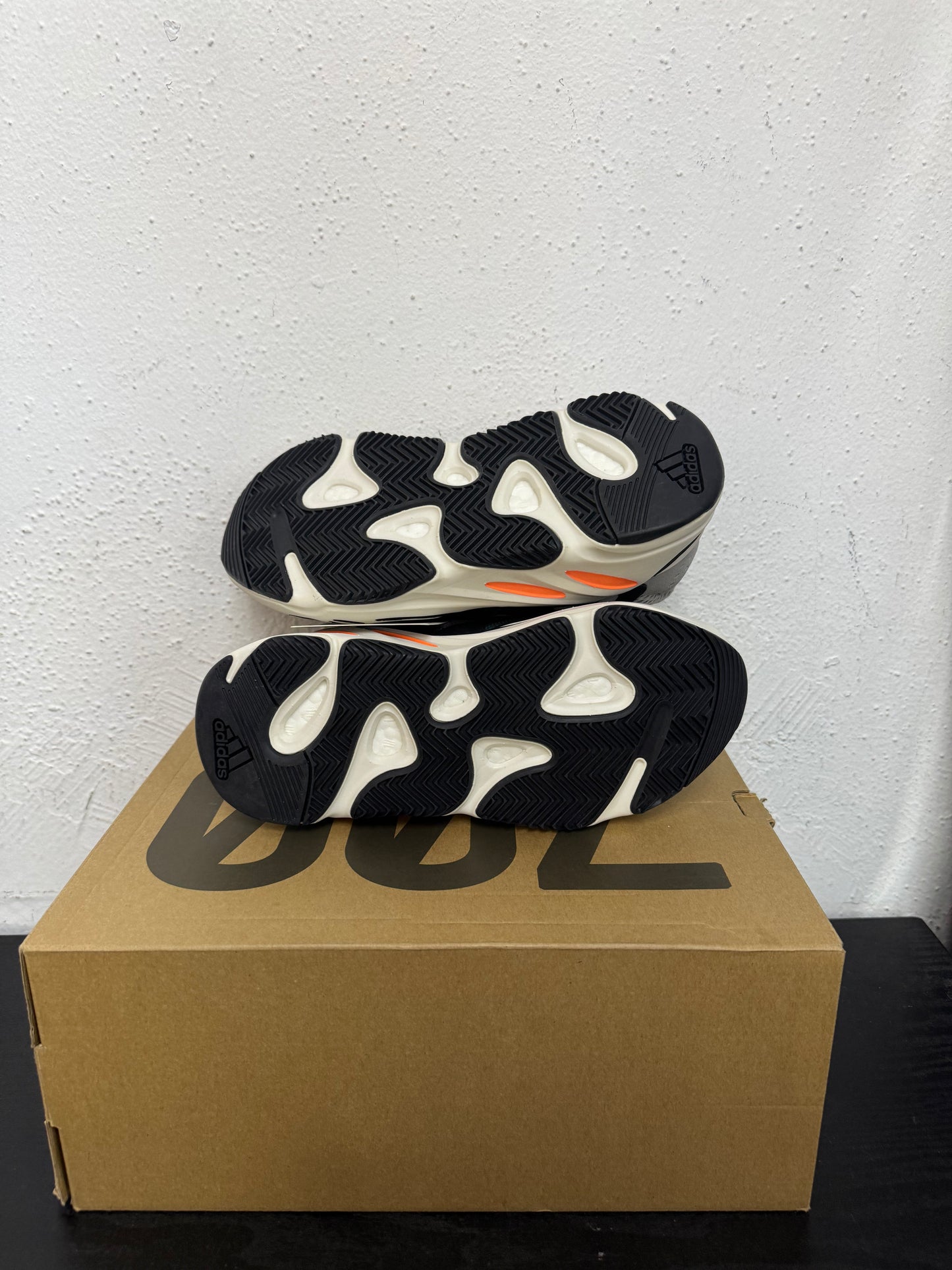 YEEZY 700 WAVE RUNNER (SAMPLE)