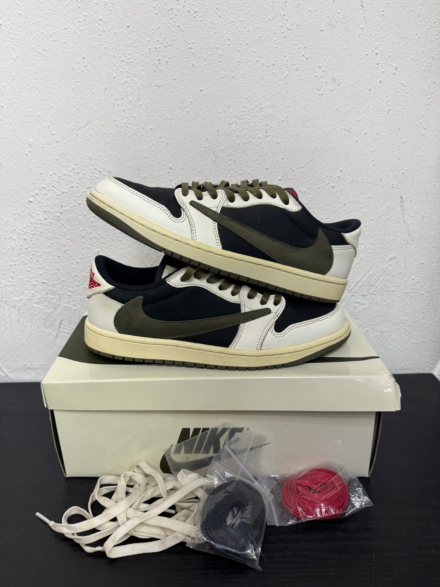 JORDAN 1 LOW WMNS TRAVIS SCOTT OLIVE (USED)