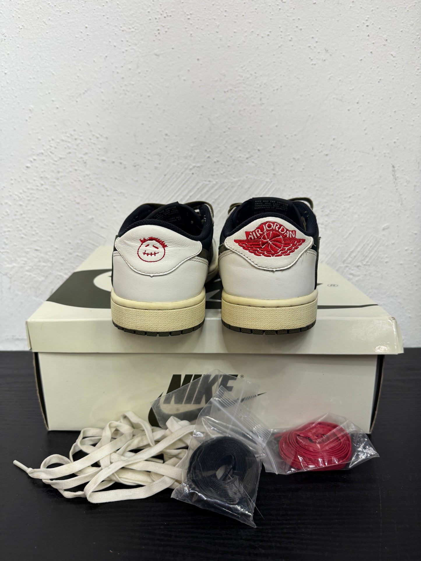 JORDAN 1 LOW WMNS TRAVIS SCOTT OLIVE (USED)