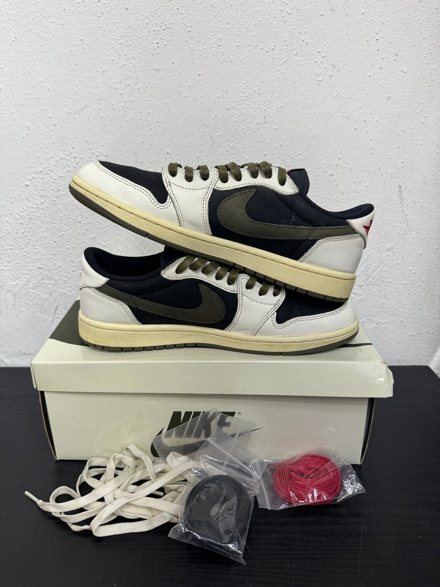 JORDAN 1 LOW WMNS TRAVIS SCOTT OLIVE (USED)