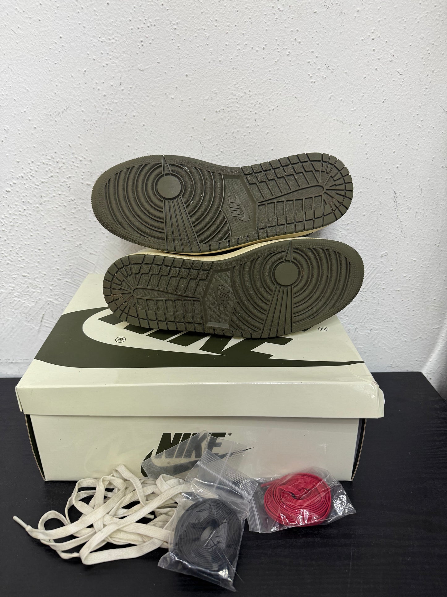 JORDAN 1 LOW WMNS TRAVIS SCOTT OLIVE (USED)