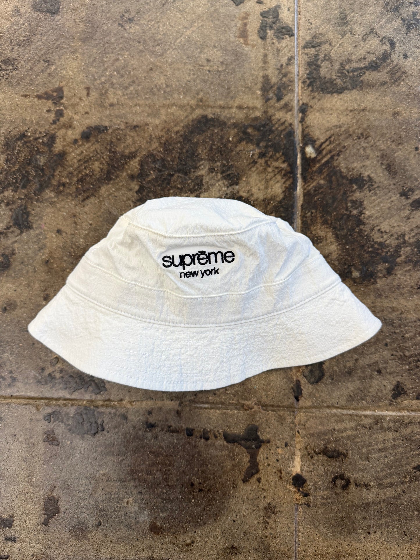 SUPREME WHITE BUCKET HAT