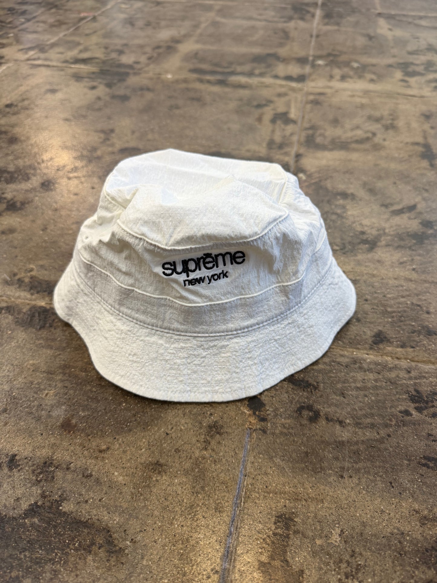 SUPREME WHITE BUCKET HAT