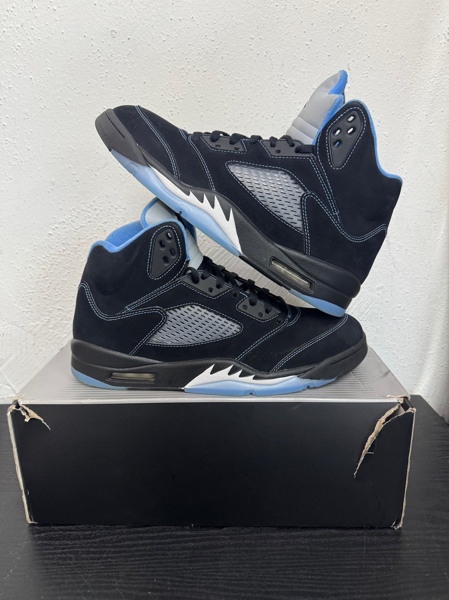 JORDAN 5 BLACK UNIVERSITY BLUE (USED)