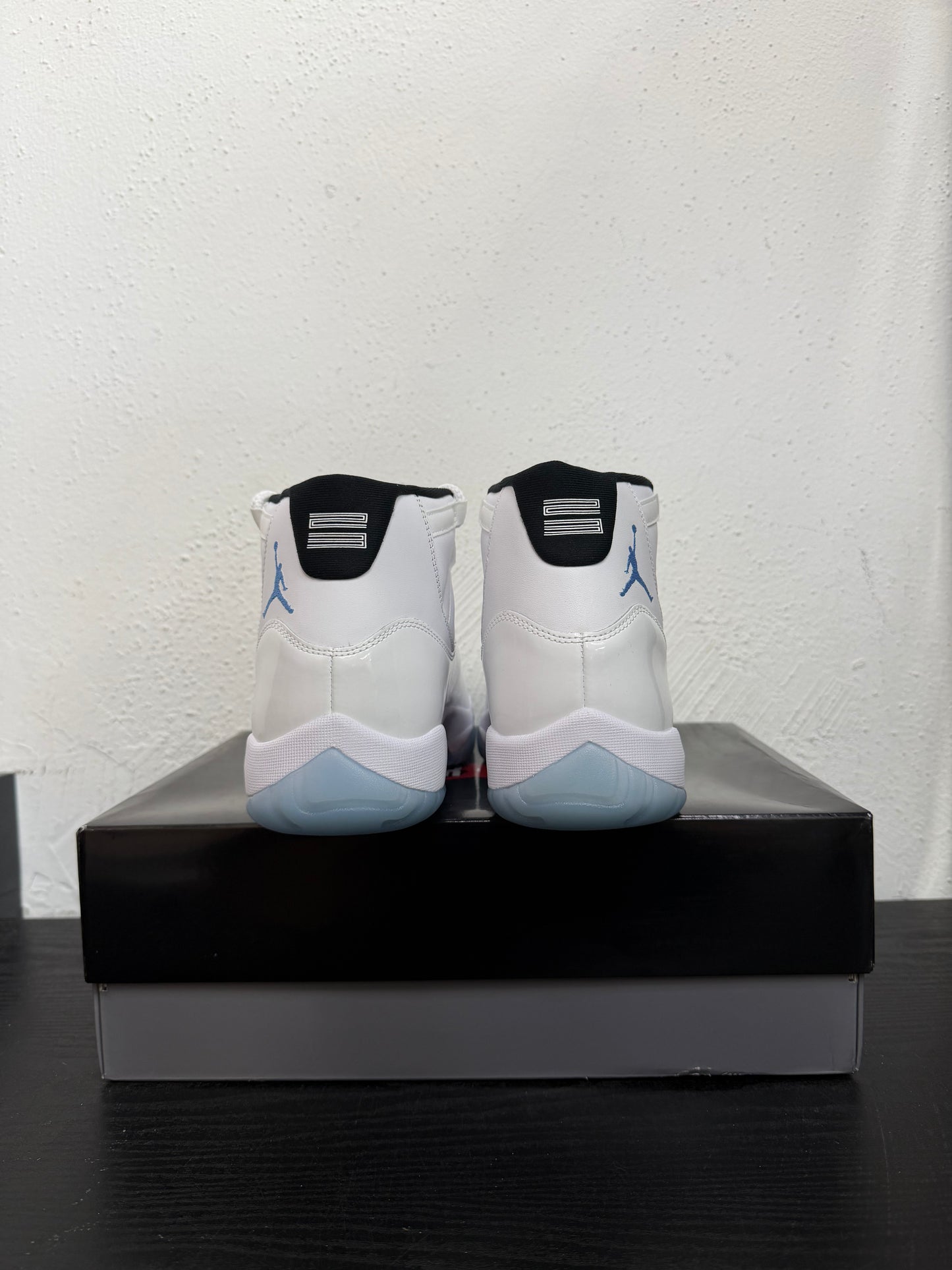 JORDAN 11 LEGEND BLUE