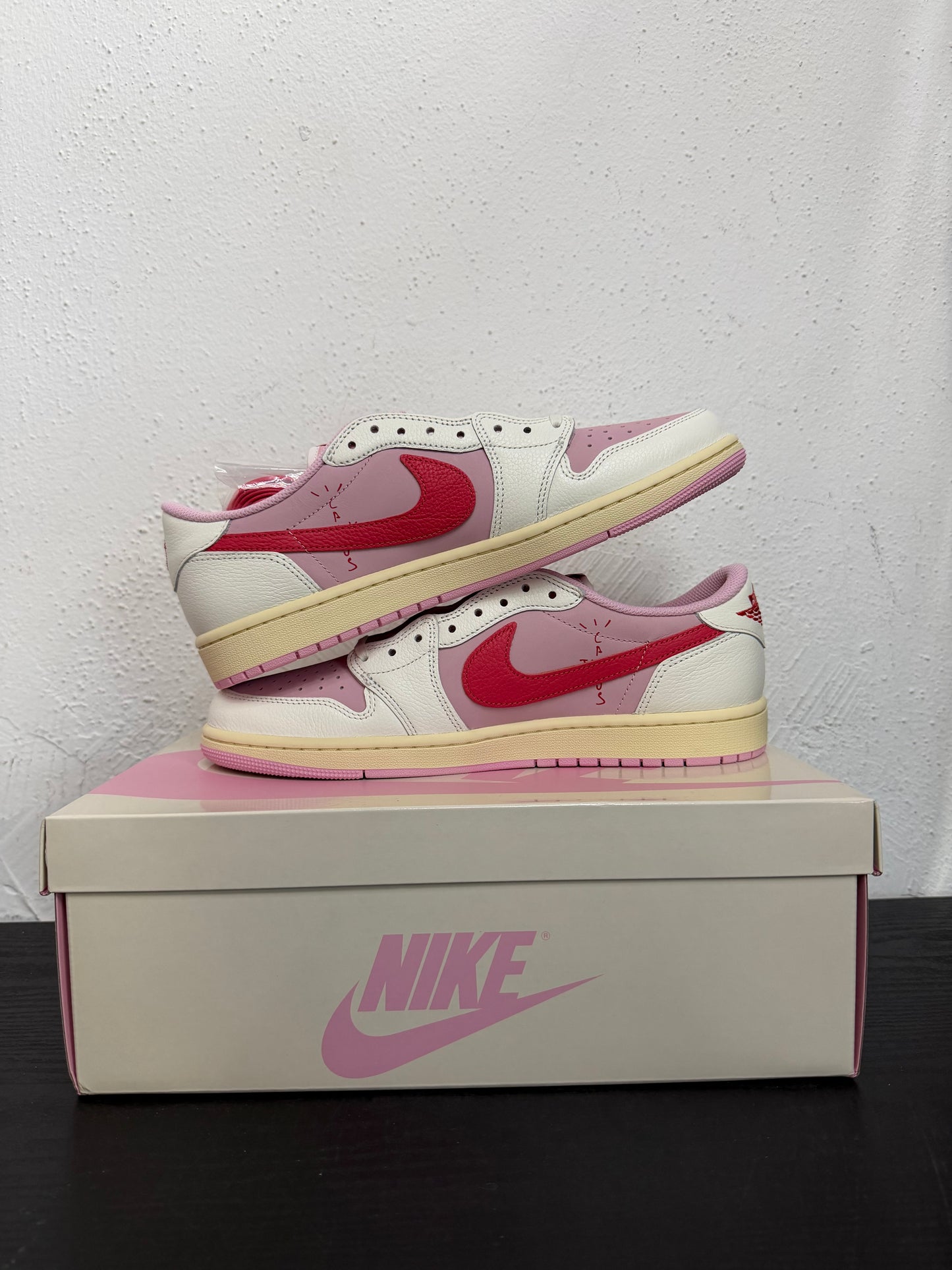 JORDAN 1 LOW TRAVIS SCOTT TROPICAL PINK