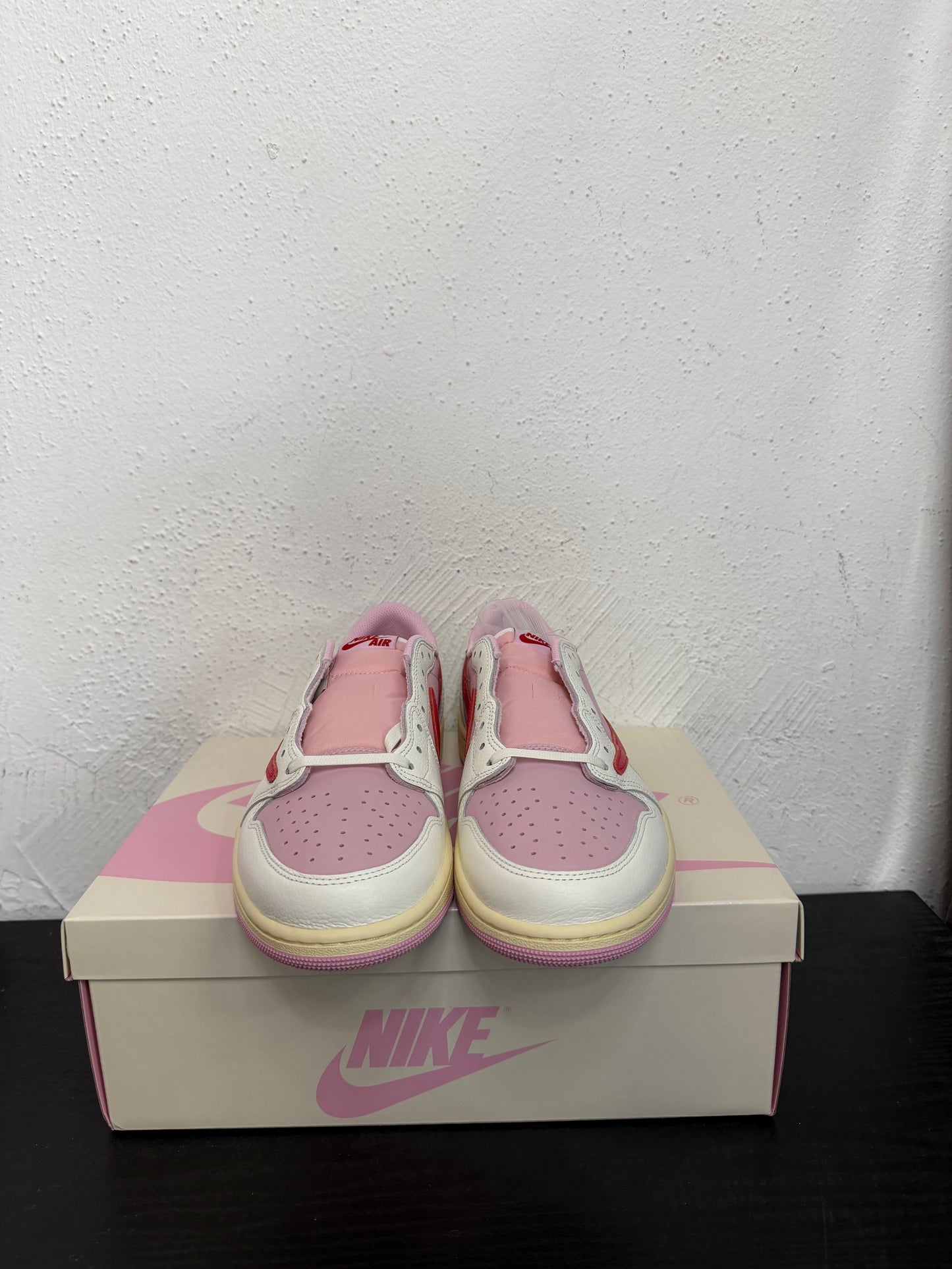 JORDAN 1 LOW TRAVIS SCOTT TROPICAL PINK