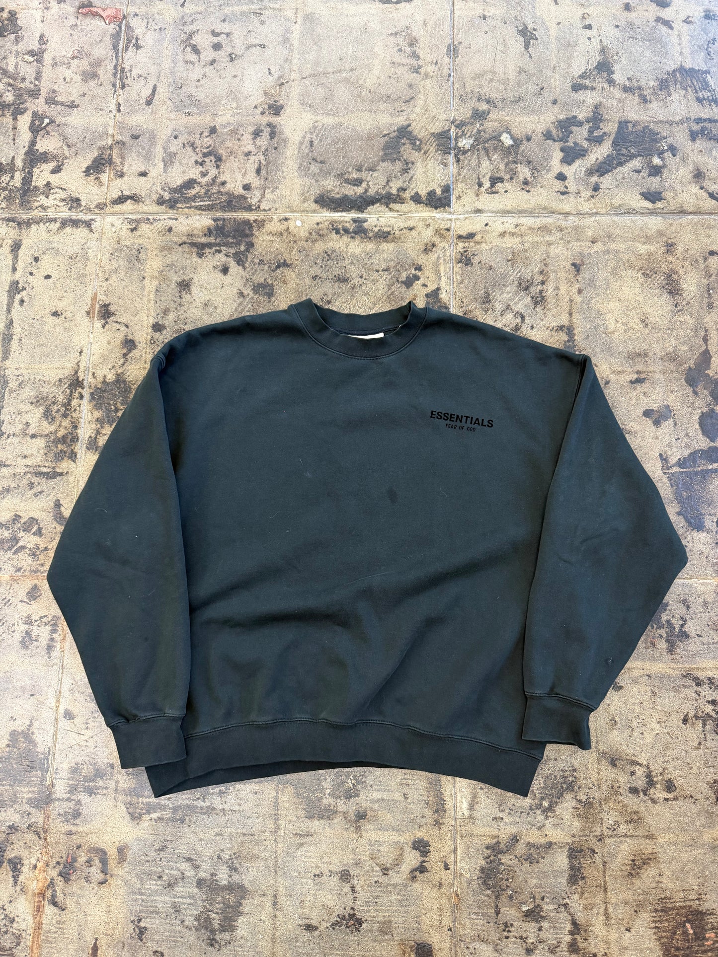 ESSENTIAL BLACK CREWNECK (USED)