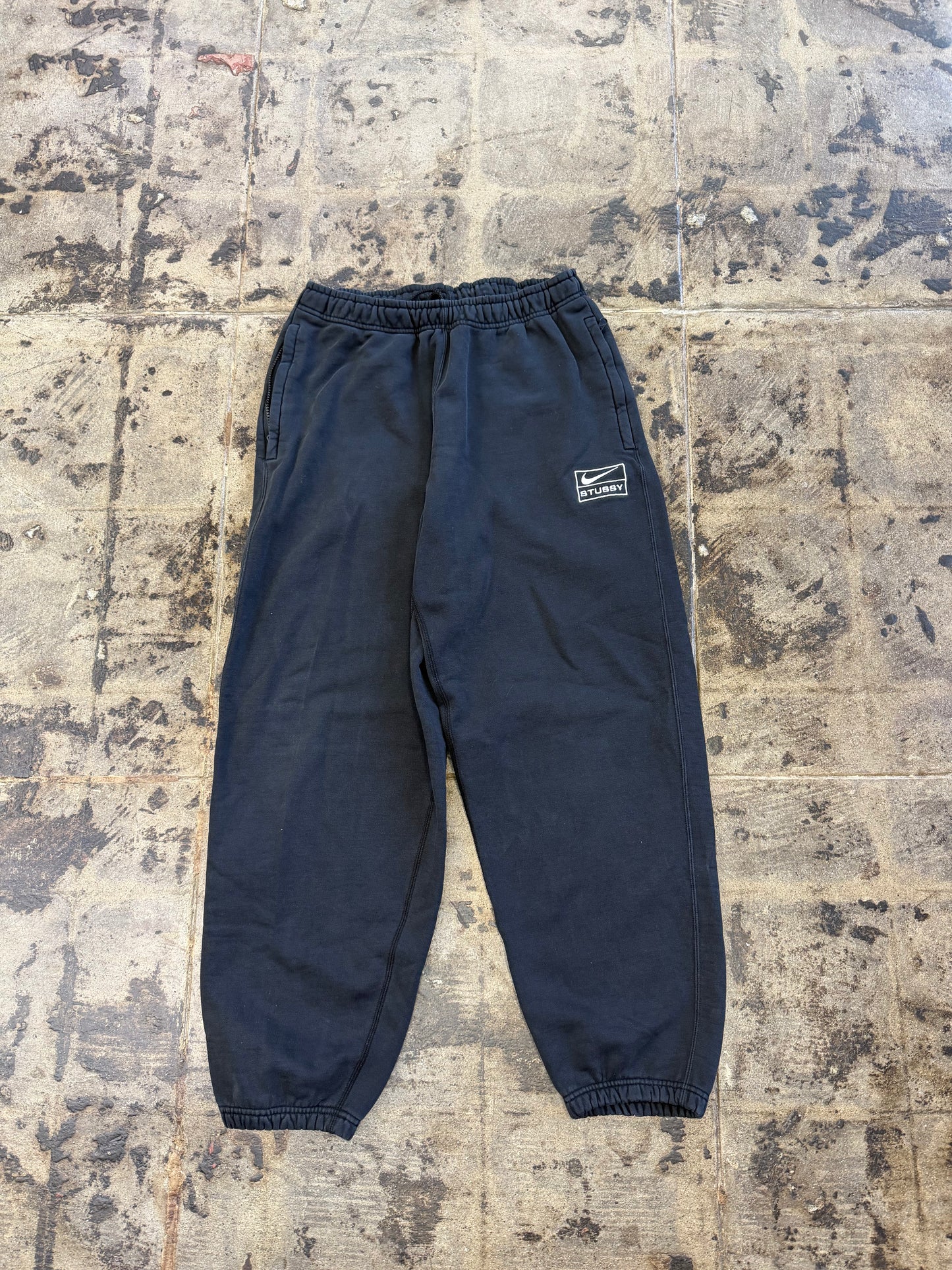 STUSSY x NIKE BLACK SWEAT PANTS (USED)