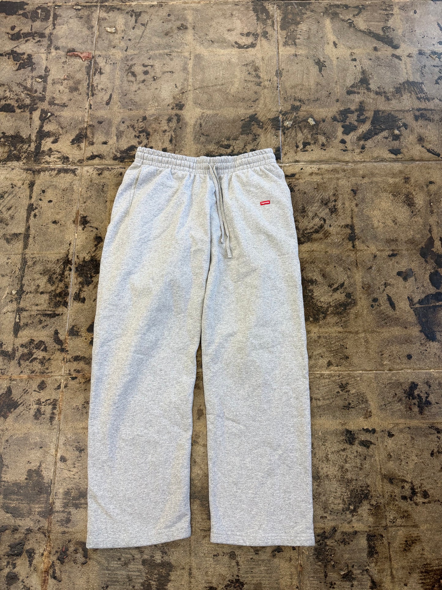 SUPREME SMALL BOX GREY SWEAT PANT (USED)