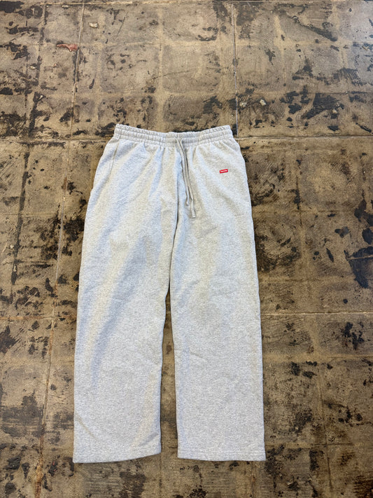 SUPREME SMALL BOX GREY SWEAT PANT (USED)
