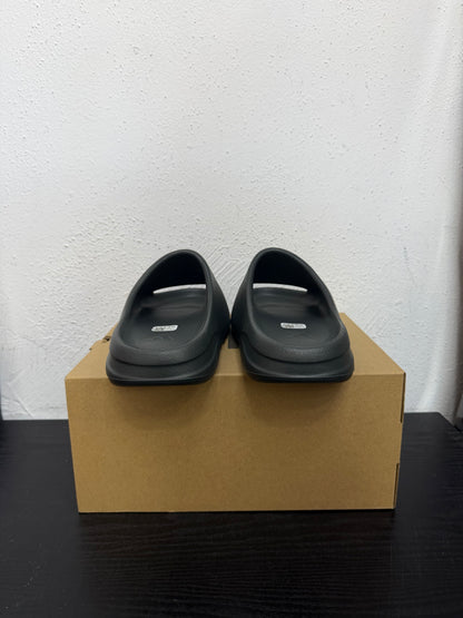 YEEZY SLIDE DARK ONYX
