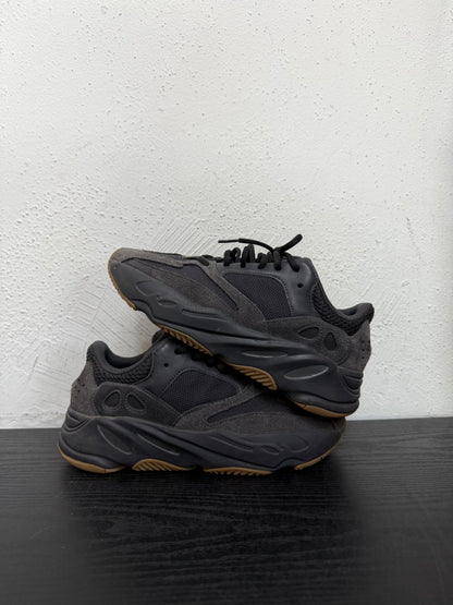 YEEZY 700 UTILITY BLACK (USED) (NB)