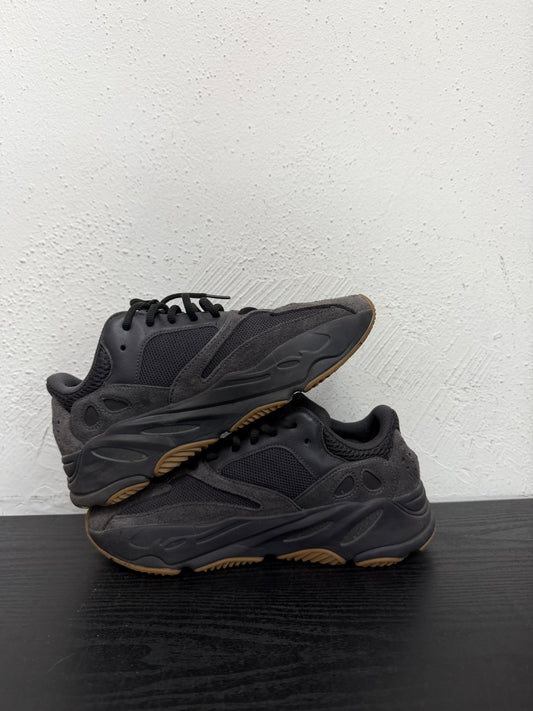 YEEZY 700 UTILITY BLACK (USED) (NB)