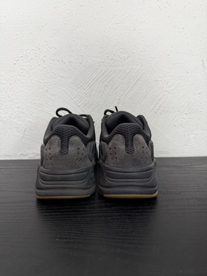 YEEZY 700 UTILITY BLACK (USED) (NB)
