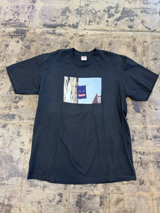 SUPREME BANNER BLACK TEE