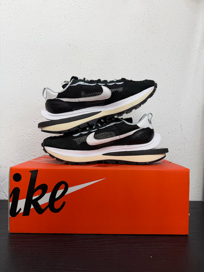 NIKE SACAI VAPORWAFFLE BLACK/WHITE
