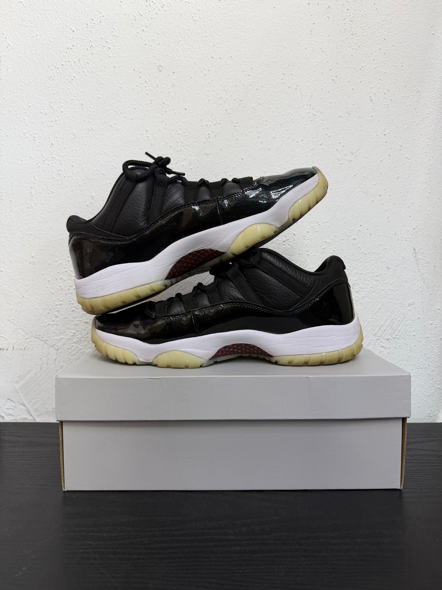 JORDAN 11 LOW 72-10 (USED)
