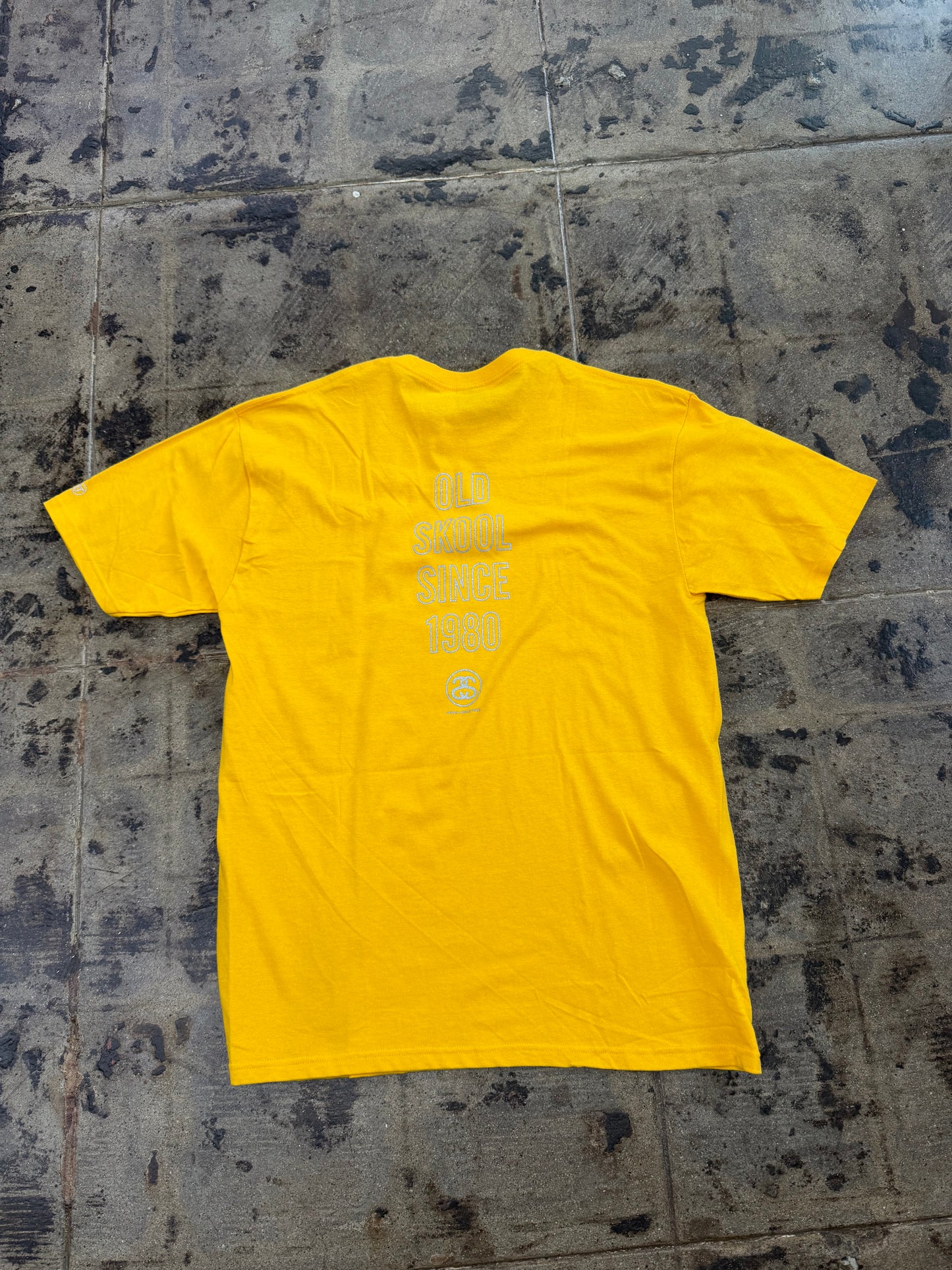 STUSSY YELLOW TEE