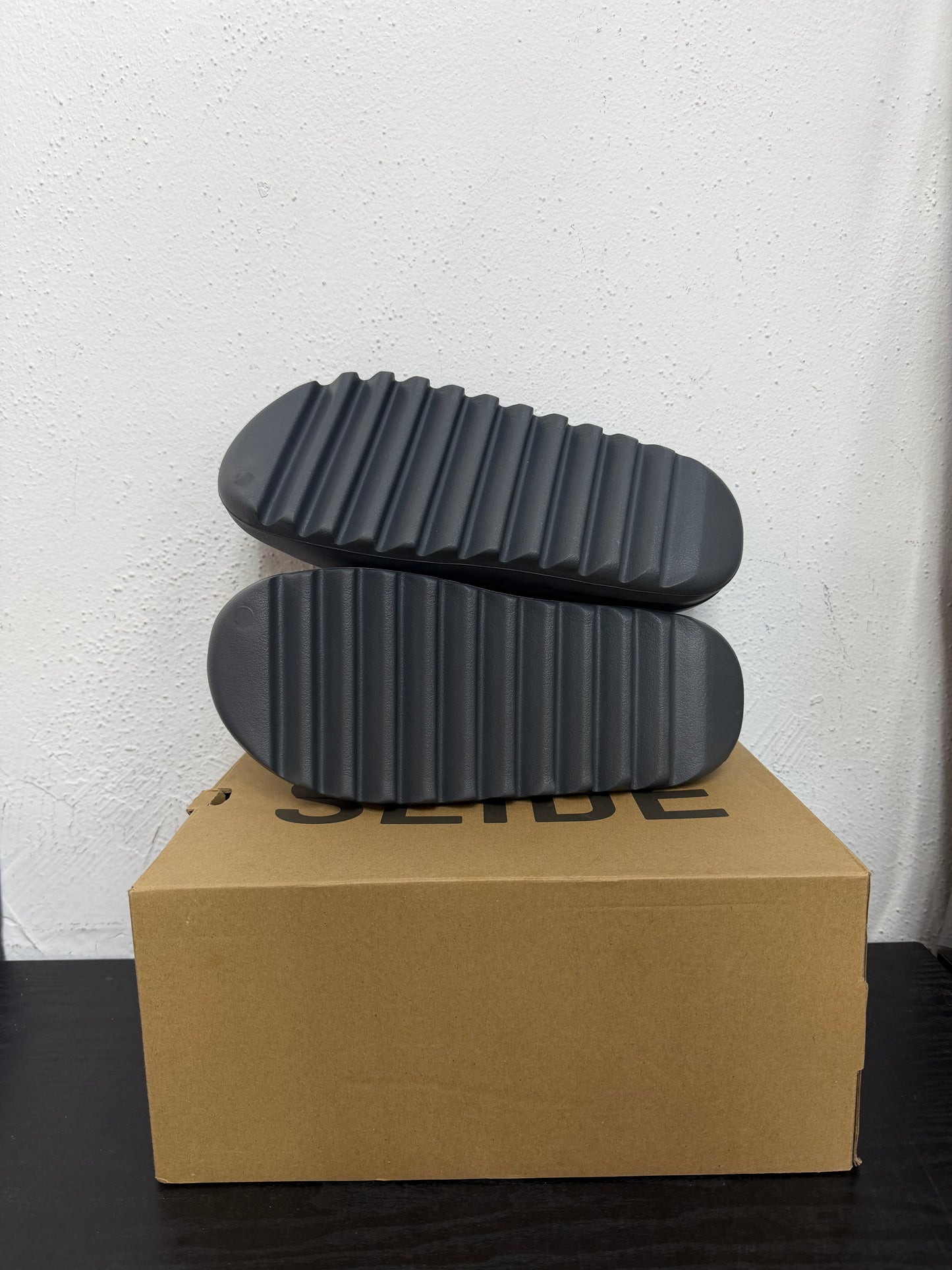 YEEZY SLIDE SLATE GREY