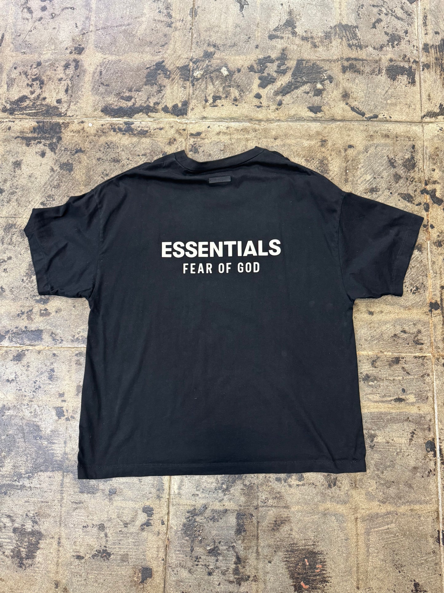 ESSENTIAL BLACK TEE (USED)