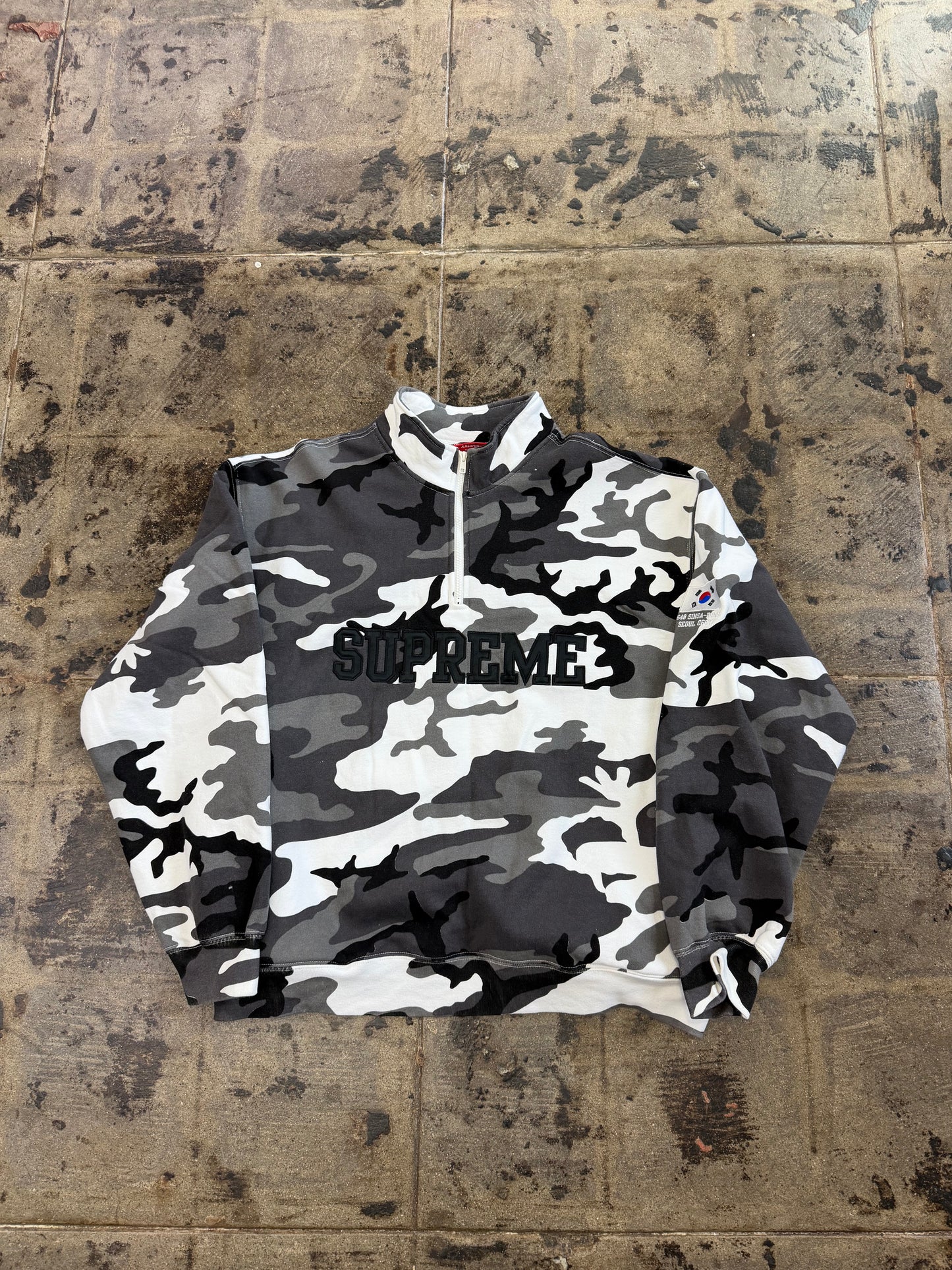 SUPREME SEOUL SHOP FLAG SNOW CAMO HALF ZIP (USED)