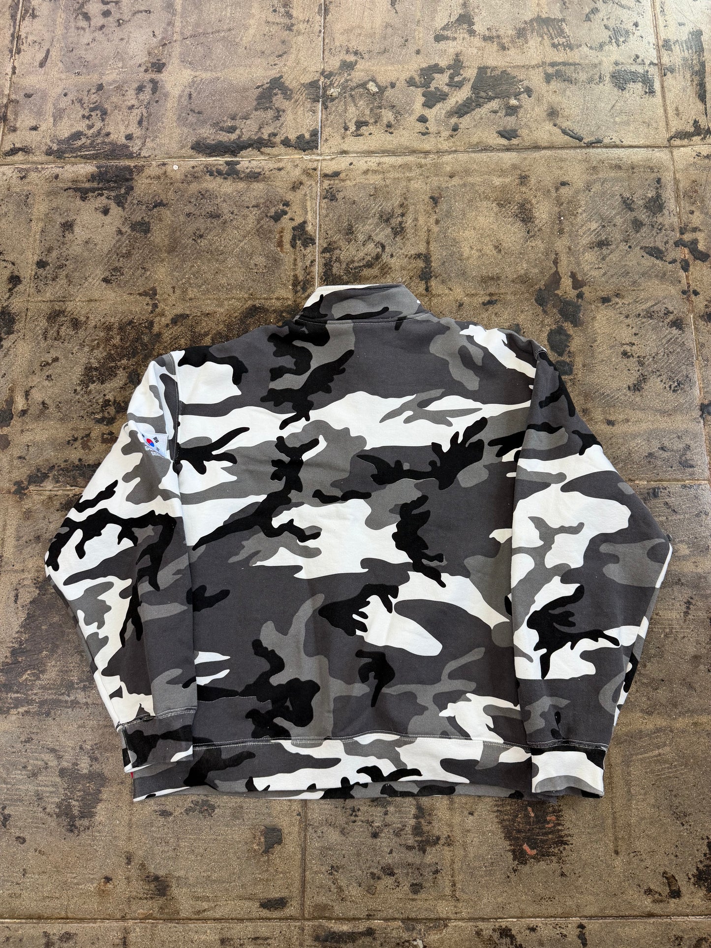 SUPREME SEOUL SHOP FLAG SNOW CAMO HALF ZIP (USED)