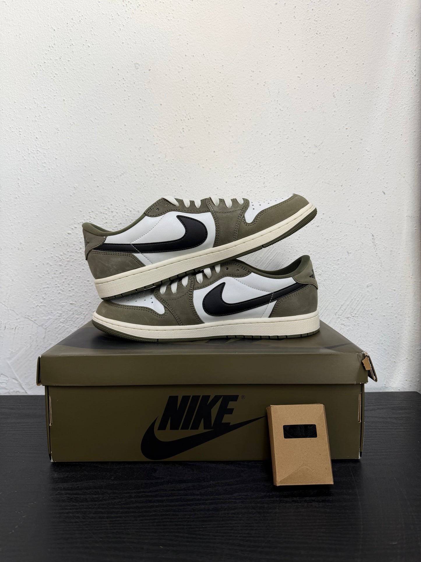 JORDAN 1 LOW MEDIUM OLIVE (USED)