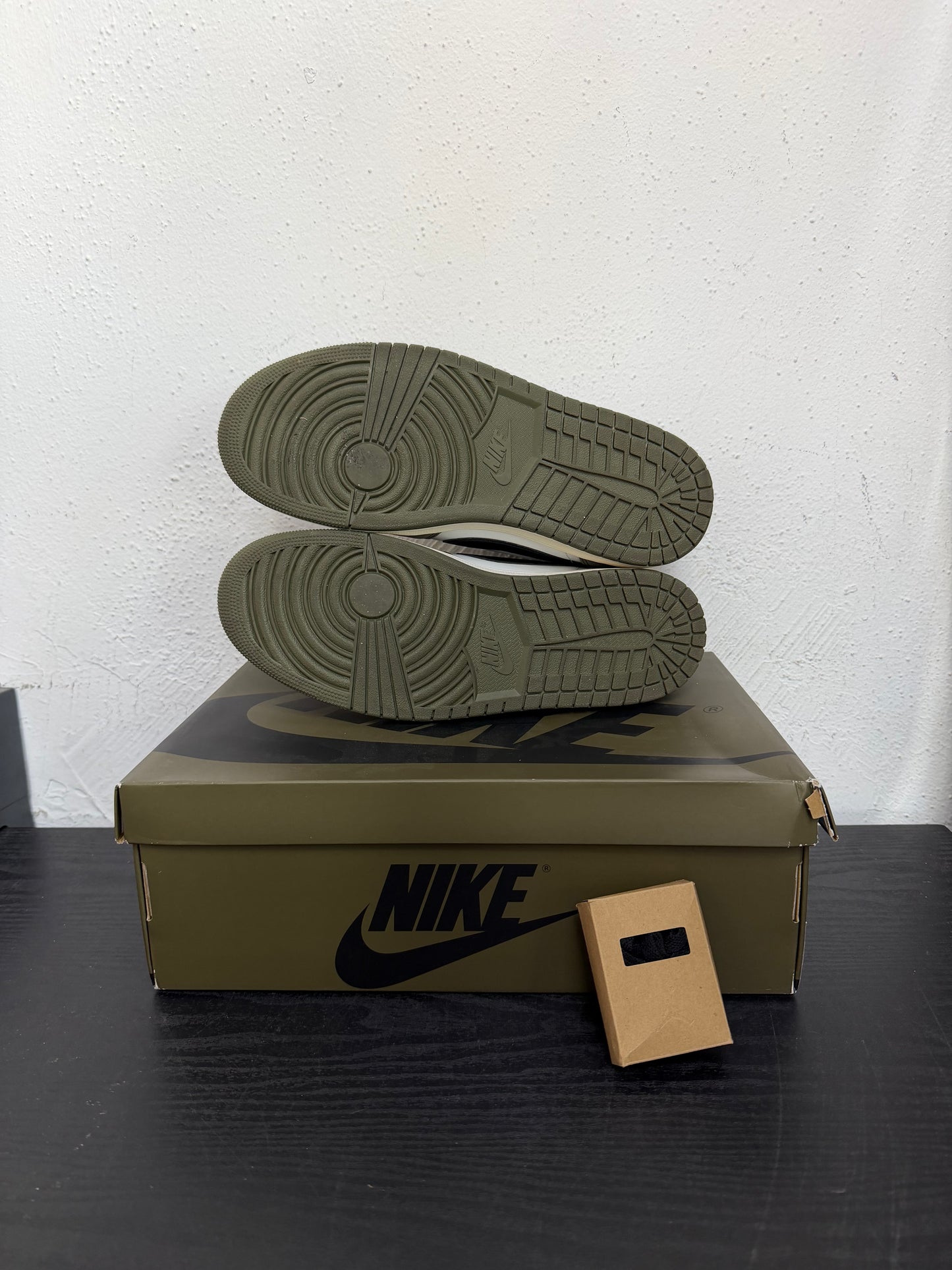 JORDAN 1 LOW MEDIUM OLIVE (USED)