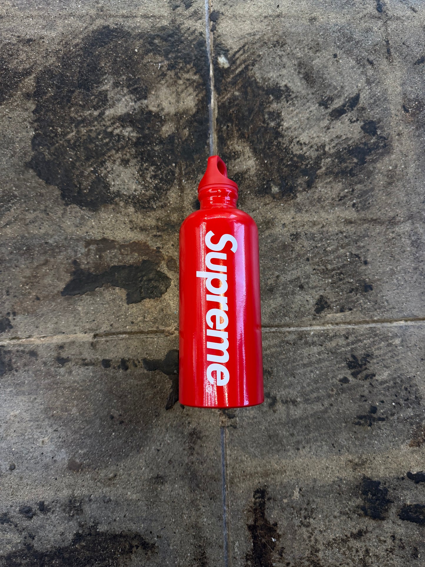 SUPREME SIGG RED WATER BOTTLE