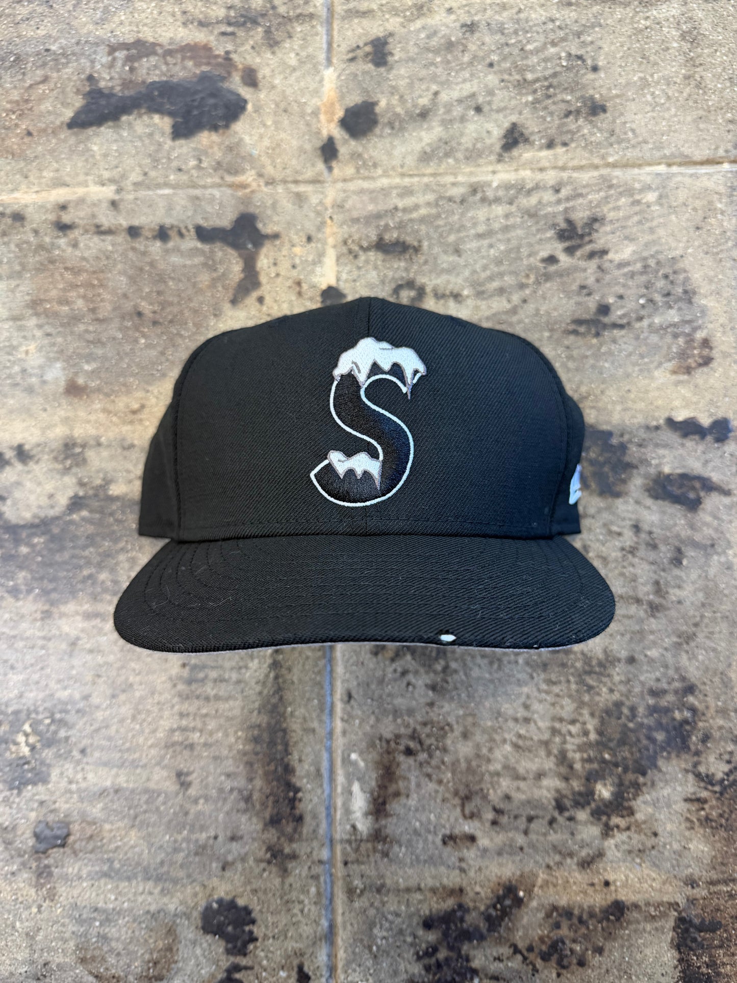 SUPREME S LOGO NEW ERA BLACK HAT (USED)