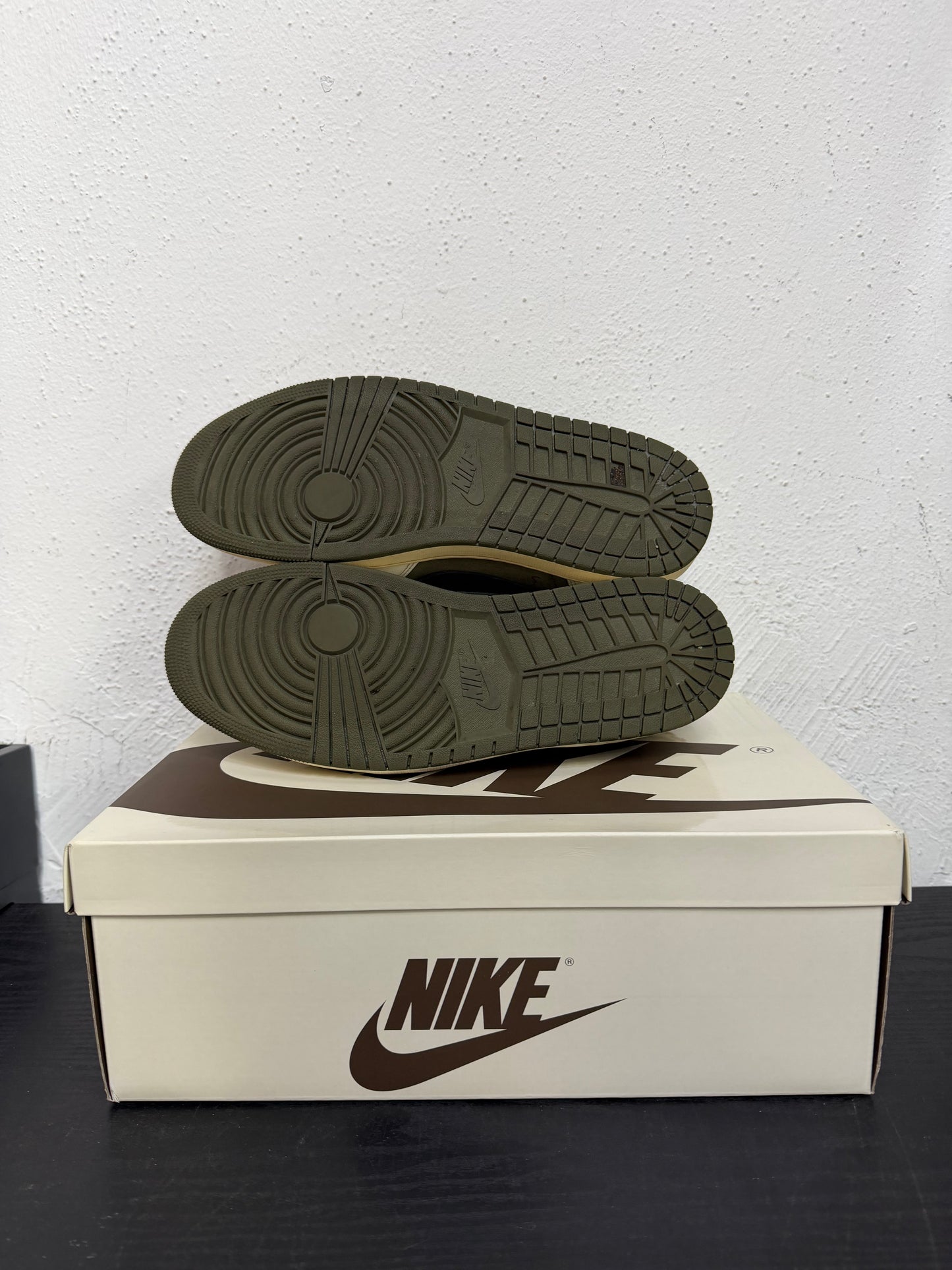 JORDAN 1 LOW TRAVIS SCOTT MEDIUM OLIVE (USED)