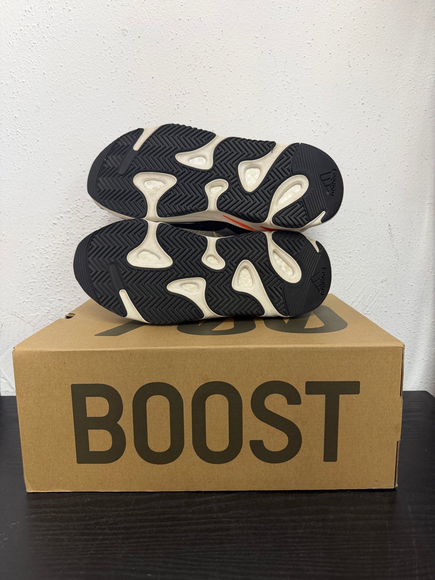 YEEZY 700 WAVE RUNNER (USED)