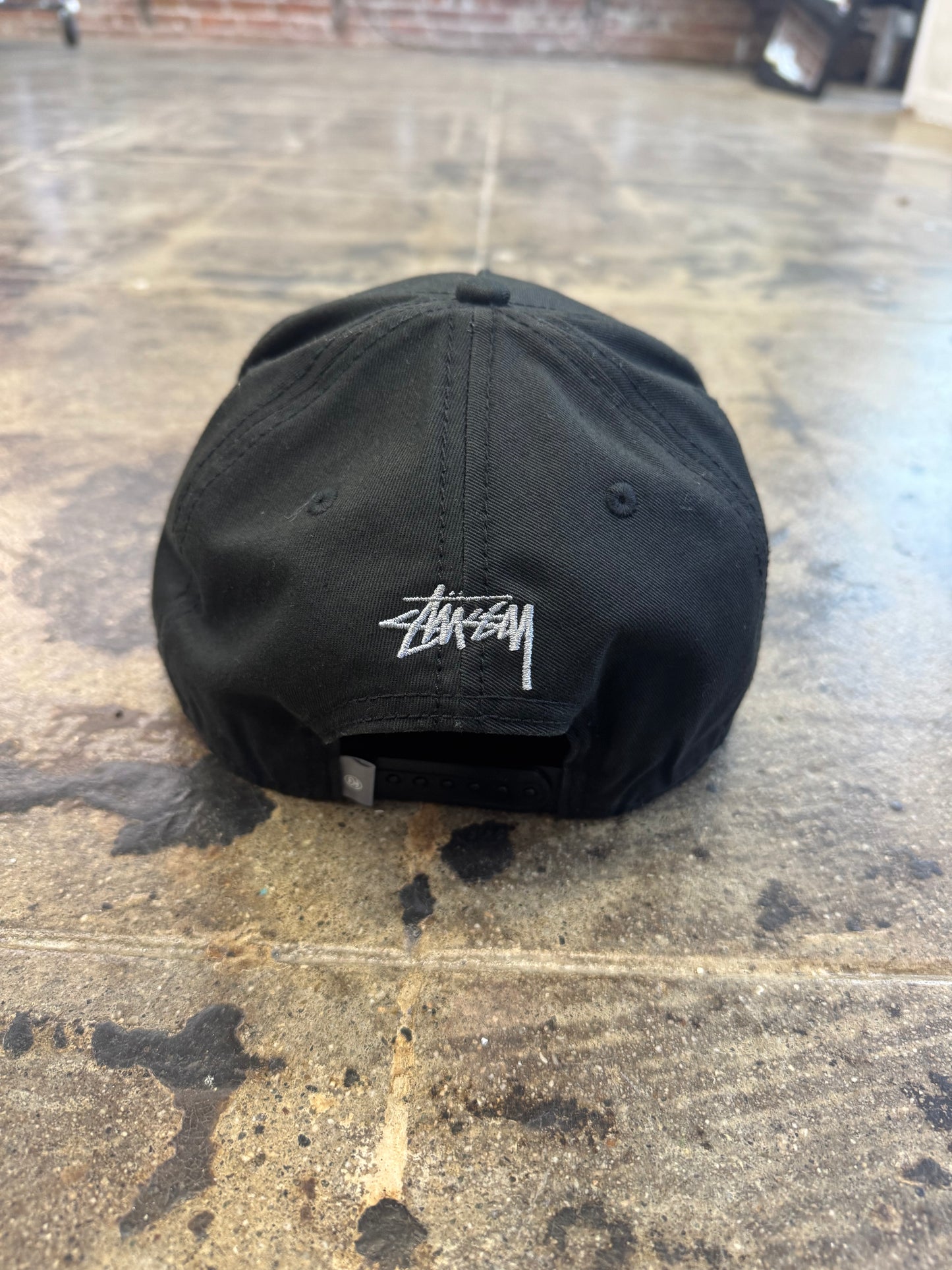STUSSY BLACK SNAPBACK