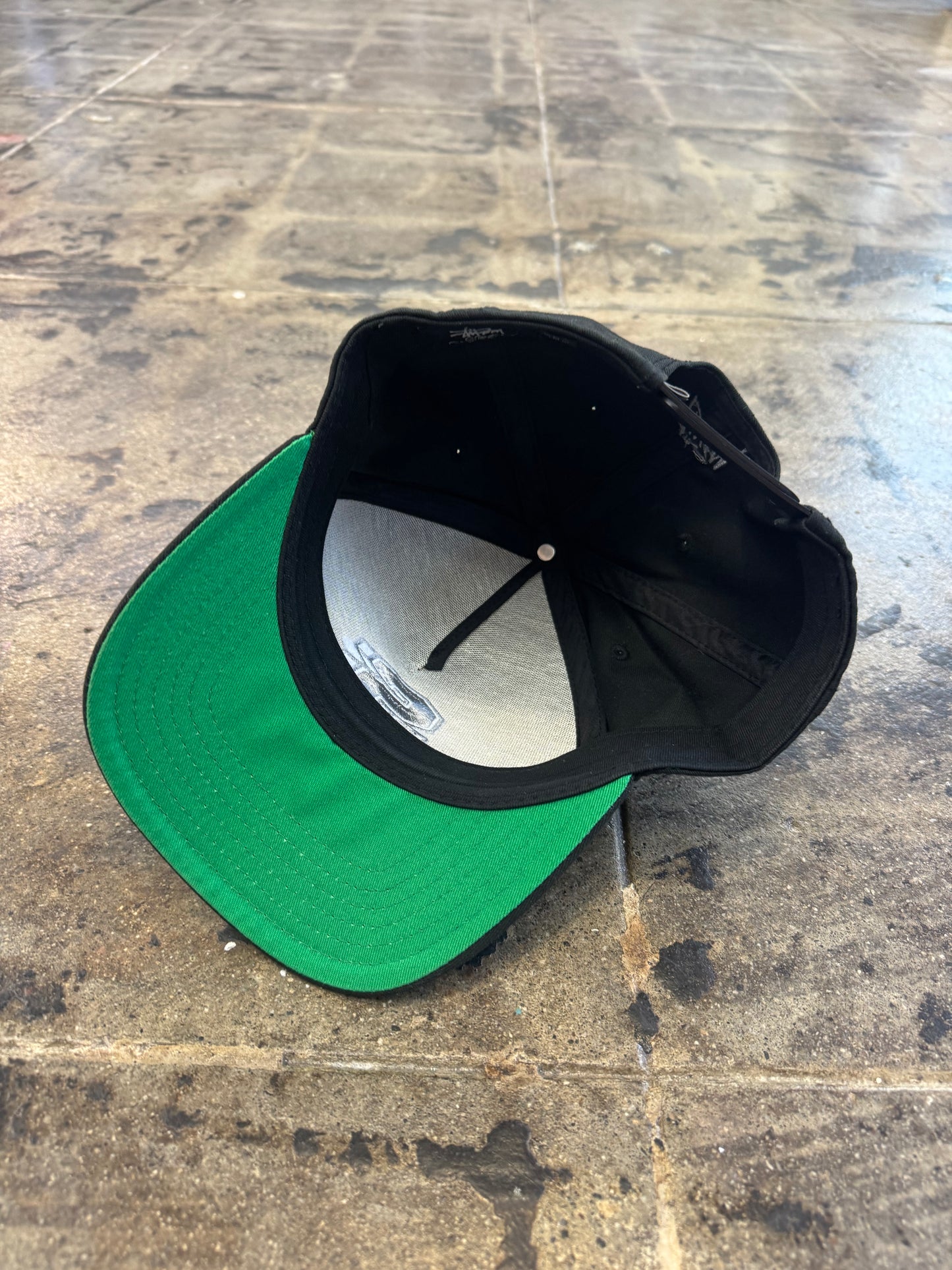 STUSSY BLACK SNAPBACK